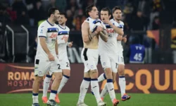 Atalanta's Italian midfielder Nicolo Zaniolo (C) celebrates scoring the team's second goal during the Italian Serie A football match between AS Roma and Atalanta BC at the Olympic stadium in Rome on December 2, 2024. (Photo by Filippo MONTEFORTE / AFP)